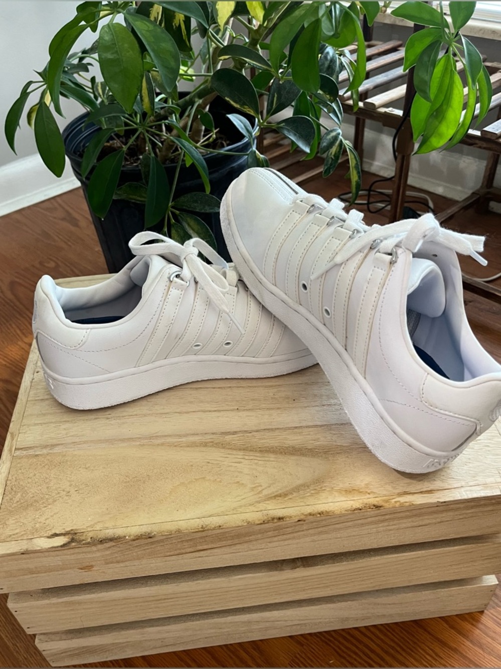 K-Swiss Classic VN White Leather Womens Sneakers Sz 9W Excellent Condition